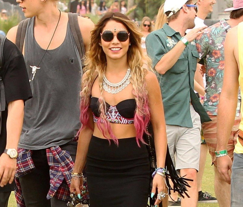 girl enjoys festival despite not wearing bindi