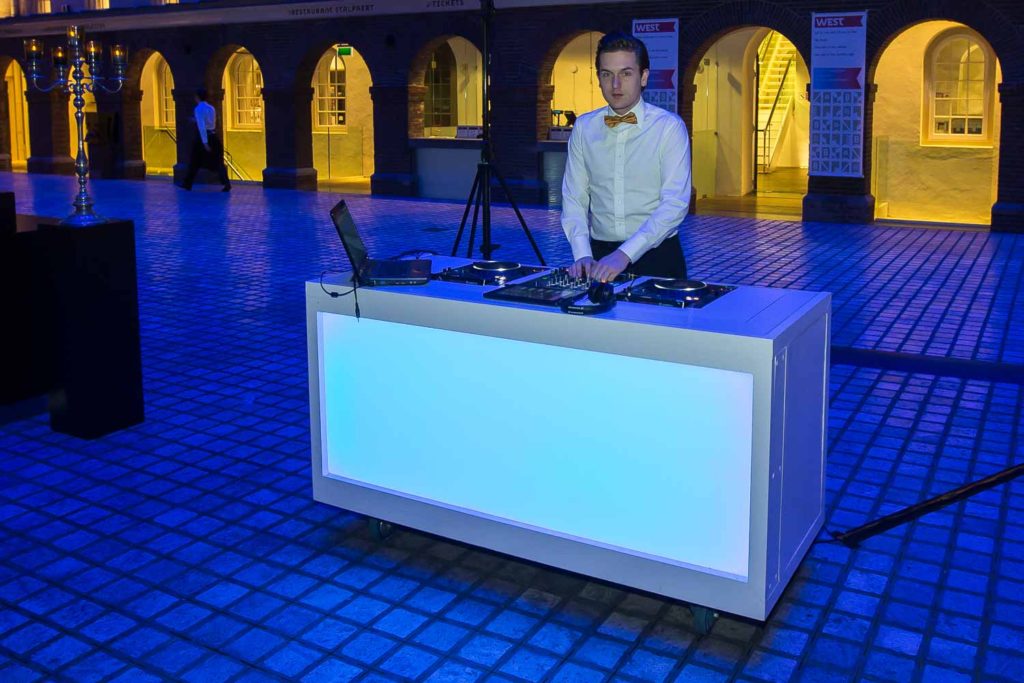 DJ forget how to play when he gets to the decks